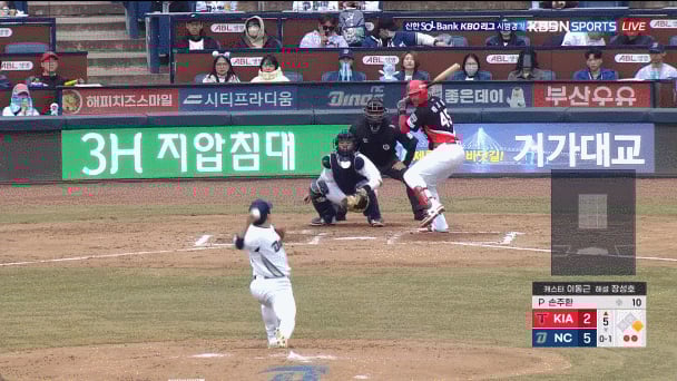 KIA 패트릭 위즈덤이 10일 창원 NC전에서 5회초 높은 변화구가 스트라이크 판정을 받자 고개를 갸웃하고 있다. /영상=TVING(티빙) 제공