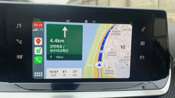 푸조 e-2008 공조장치 조작 장면. 버튼을 여러개 눌러야 해 조작이 복잡하다./사진=이강준 기자