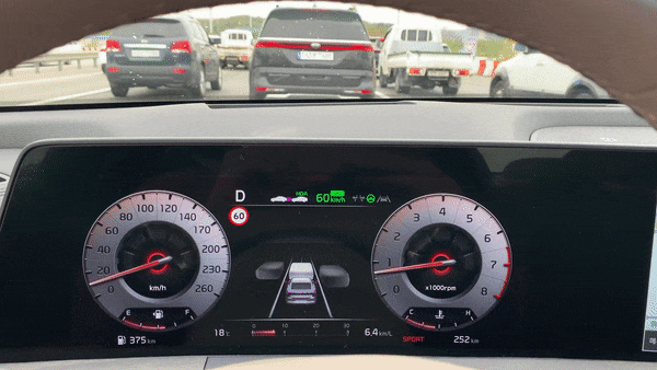 기아 K8 크루즈 작동 모습. 주변 도로 환경이 바뀌는 모습을 그대로 계기판에 표현해준다./사진=이강준 기자