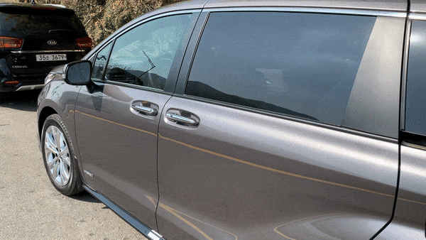 '킥 모션'으로 시에나 하이브리드 뒷좌석 문을 여는 모습/사진=이강준