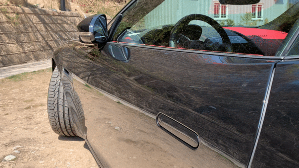 재규어 F타입 P380 쿠페 문을 여는 모습./사진=이강준 기자