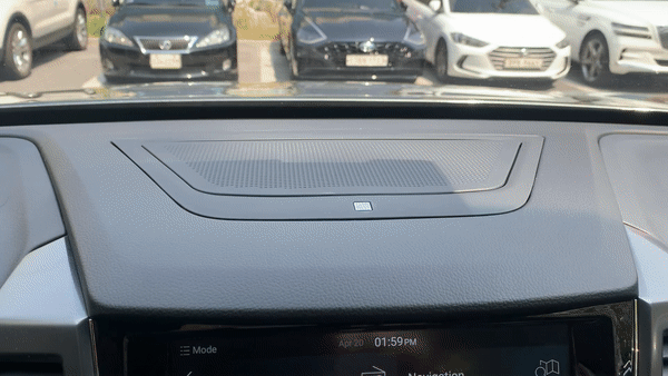 가운데 버튼을 터치하면 스피커가 올라온다./사진=이강준 기자