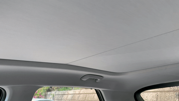 현대차 아이오닉5의 비전루프(썬 루프)를 개방하는 모습./사진=이강준 기자