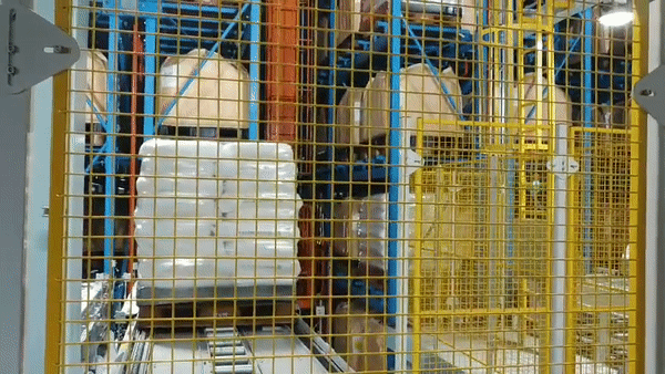 롯데케미칼 2공장 내 자동화 창고에서 벨트를 타고 완성된 EOA 제품이 이동하는 모습. 벨트 옆으로 크레인이 움직이고 있다/사진=장덕진 기자