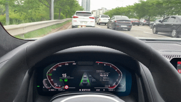 BMW 840i의 어댑티브 크루즈를 작동시킨 모습/사진=이강준 기자