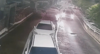 차를 탄 피싱 사기단의 수거책(오른쪽)에게 피해금을 건네는 CCTV 영상/사진제공=경남경찰청