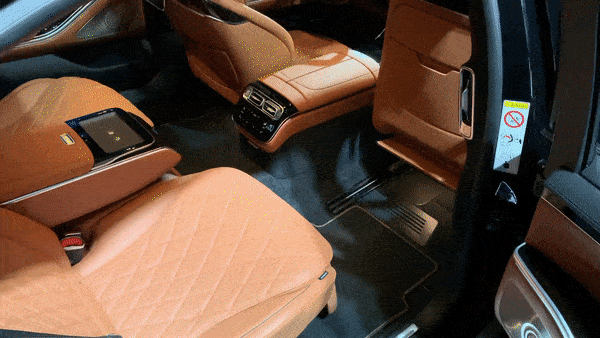  더 뉴 S 580 4MATIC의 쇼퍼 패키지 작동 모습. 뒷좌석은 최대 각도로 눕혀지며 조수석에서는 발 받침대가 나온다/사진=이강준 기자