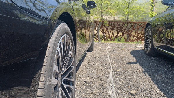  더 뉴 S 580 4MATIC의 '리어 액슬'. 뒷바퀴가 최대 10도까지 조향된다./사진=이강준 기자