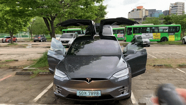 모델X의 모든 문을 원격으로 닫는 모습/사진=이강준 기자