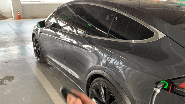 넓은 공간에서 모델X '팔콘 윙'을 작동시킨 모습/사진=이강준 기자