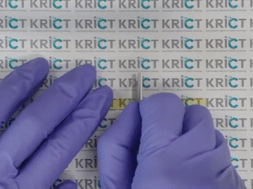 한국화학연구원·부경대 공동연구팀이 개발한 자기치유 소재를 반으로 자른 후 다시 붙이는 모습. /사진=한국화학연구원