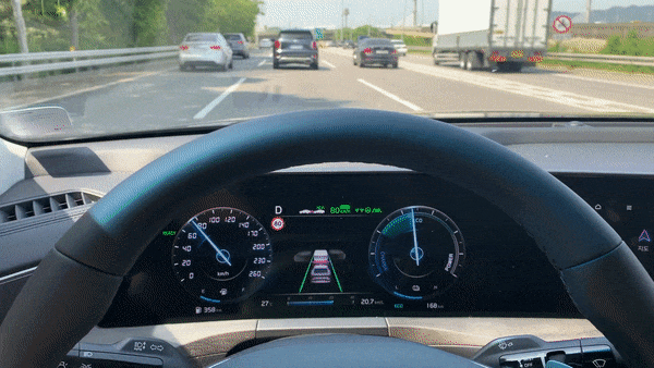 K8에는 고속도로 주행 보조(HDA) 작동시 방향 지시등을 키면 자동으로 차선을 변경해주는 편의 기능도 탑재됐다/사진=이강준 기자