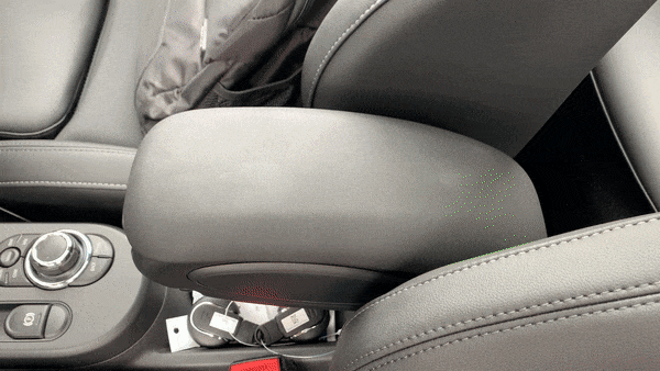 뉴 미니 쿠퍼s 3도어에서 스마트폰을 '무선 충전'하는 모습. 크기에 맞게 플라스틱 받침대가 이동해 스마트폰을 고정시킨다./사진=이강준 기자