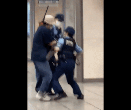 일본의 한 경찰이 흉기를 든 남성을 단호하게 제압하는 영상이 공개돼 현지 누리꾼들의 극찬이 쏟아지고 있다. /사진=트위터 캡처