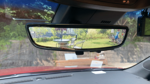 캐딜락 CT5 스포츠의 디지털 백미러. 이 기능을 끄면 일반 거울이 나온다./사진=이강준 기자