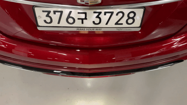 캐딜락 CT5 스포츠의 트렁크를 '킥 모션'으로 여는 모습/사진=이강준 기자