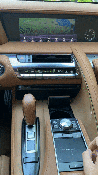 렉서스 LC 500 컨버터블의 '통풍시트'를 작동시키는 모습. 터치패드로 조작해야해 여럿 번거로운 과정을 거쳐야 한다./사진=이강준 기자