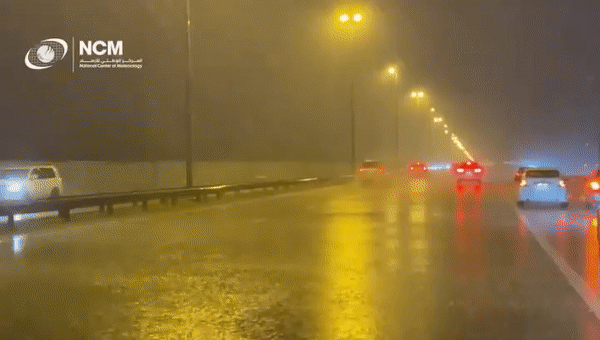 지난 18일(현지시간) UAE국립기상청이 인스타그램을 통해 인공강우 실험이 성공했음을 영상을 통해 알렸다.