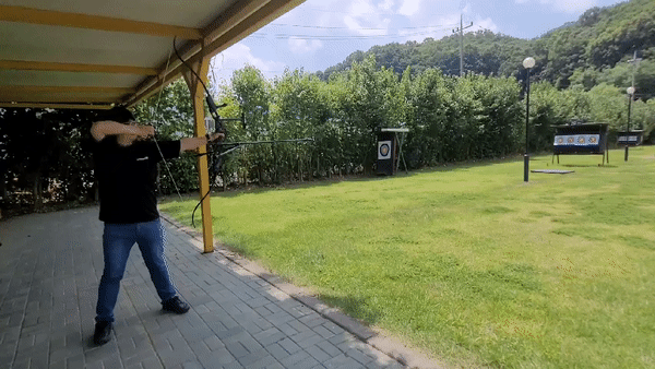 30일 양궁용 활을 만드는 국내 기업 '윈엔윈'의 이석주 해외영업부 부장이 회사 한쪽에 마련된 양궁 연습장에서 활시위를 당기고 있다. 이 부장은 주니어 국가대표팀 출신의 양궁선수다. / 영상 = 오진영 기자