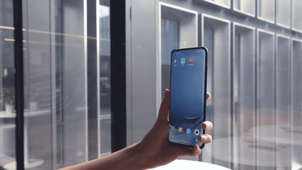 UDC가 적용된 시제품 사용 모습. 전면에 카메라가 보이지 않지만, 카메라를 실행하면 셀피 촬영이 가능해진다. /사진=샤오미