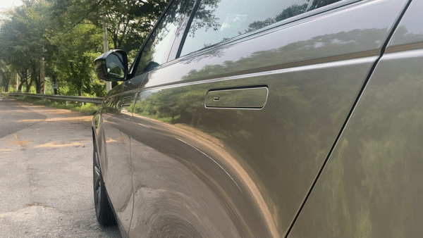 재규어랜드로버 레인지로버 벨라 P400 R-Dynamic HSE의 손잡이/사진=이강준 기자