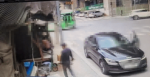 전자발찌를 훼손하고 여성 2명을 살해한 혐의를 받는 강모씨(56)는 지난 26일 오후 3시57분쯤 전자발찌를 절단하기 위해 절단기를 구매하러 철물점에 방문했다. 사진은 강씨의 렌터카에서 내려 철물점으로 들어서는 모습. /사진=이세연 기자