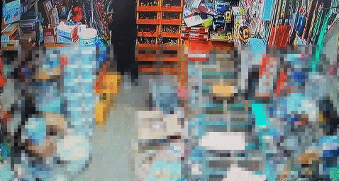 강씨가 지난 26일 오후 3시57분쯤 철물점을 찾아 절단기를 살펴보는 모습. /사진=이세연 기자