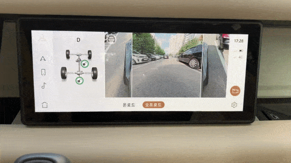 디펜더 90 D250 SE의 오프로드 주행 편의기능. 외부 카메라로 사각지대를 실시간으로 보여줘 좁은 골목 주행에 용이했다/사진=이강준 기자