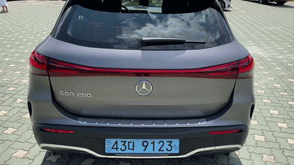 메르세데스-벤츠 EQA 250 '킥모션' 전동 트렁크/사진=이강준 기자