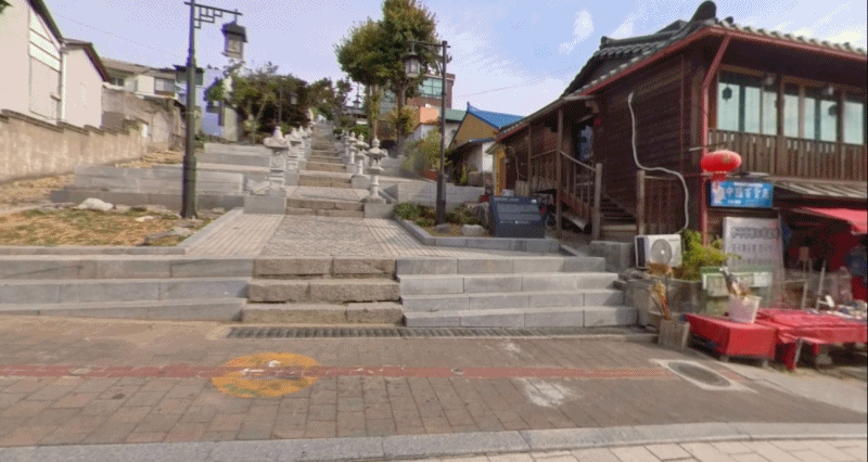 개항장 내 청일조계지 경계계단에서 인천e지앱을 통해 AR시간여행을 하면 130년 전 당시를 파노라믹뷰로 볼 수 있다. /사진제공=인천관광공사