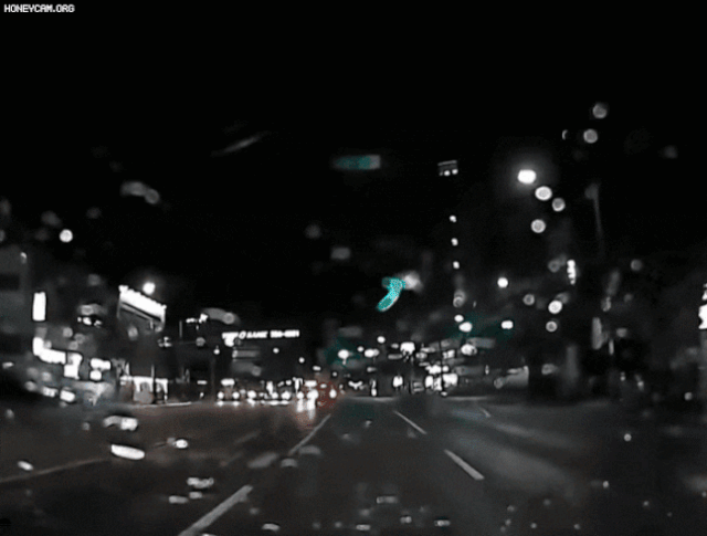 지난달 13일 부산 기장군에서 발생한 무단횡단 사고 영상 /사진=유튜브 채널 한문철TV