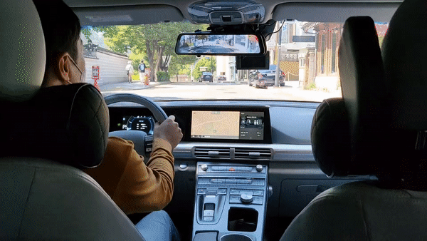 14일 오전 11시 서울 종로구에서 정응재씨(39)가 넥쏘를 운전하는 모습/사진=이강준 기자