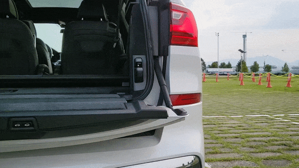 BMW X7 40i M spt 트렁크 높이 조절 기능/사진=이강준 기자