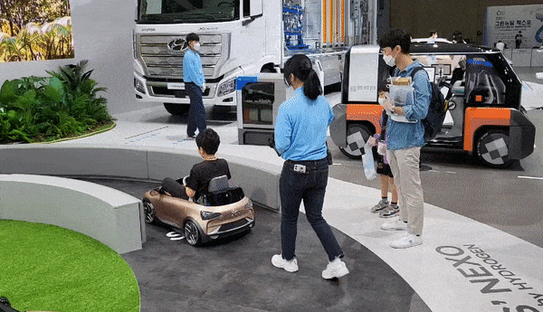 8일 오전 11시30분쯤 경기도 고양 킨텍스 1전시관에서 열린 '2021 그린뉴딜엑스포' 현대차 부스에서 서울 양천구에서 올라온 임관우군(9)이 '키즈 넥쏘'를 체험하고 있다/사진=이강준 기자