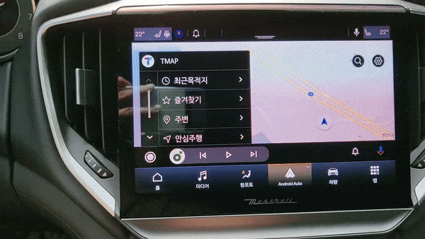 마세라티 기블리 하이브리드 터치스크린/사진=이강준 기자