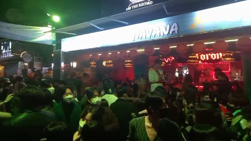 핼러윈을 하루 앞둔 30일 저녁 6시쯤 서울시 용산구 이태원의 세계음식거리는 핼러윈을 즐기려는 시민들로 북적였다./사진=김성진 기자