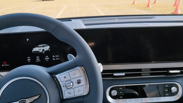 제네시스 GV60 퍼포먼스 트림의 시동을 걸면, 변속기 '크리스탈 스피어'가 회전하며 작동을 시작한다(위) 시동을 끄면 등장하는 제네시스 로고(아래)/사진=이강준 기자