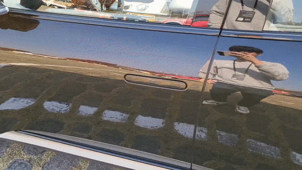 기자가 '안면 인식' 기능을 활용해 제네시스 GV60 퍼포먼스 트림의 차 문을 여는 모습/사진=이강준 기자