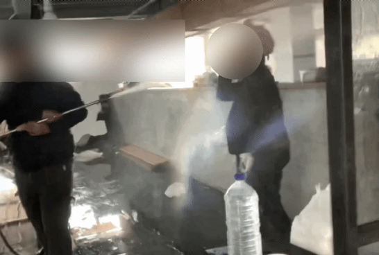 4일 오전 8시30분쯤 인사동 한 건물 안에 있는 상점을 철거하는 과정에서 철거 용역업체 직원 2명이 물대포를 쏘고 있다. /사진제공=코트