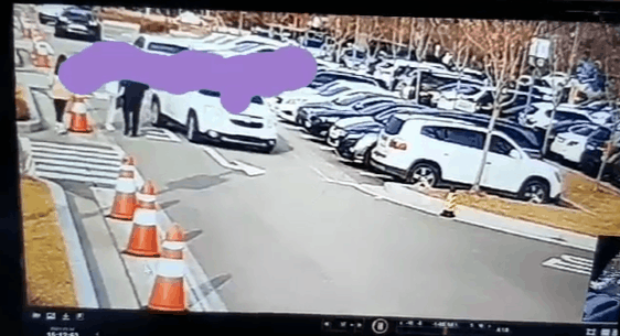 주차 자리를 놓고 시비가 오갔던 한 여성이 고의로 상대 차에 커피를 뿌리는 모습 /사진=온라인 커뮤니티