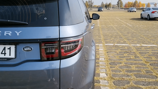 디스커버리 스포츠 D200 S 2021년형 모델의 시퀀셜 라이팅/사진=이강준 기자