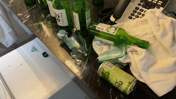 술병과 쓰레기로 엉망이 된 무인모텔 객실 모습 /출처=무인모텔 업주 A씨 제공