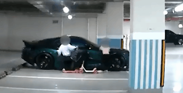 한 아파트 주차장에서 여자아이 두 명이 주차된 차를 빙빙 돌면서 발로 차는 모습 /사진=유튜브 한문철 TV