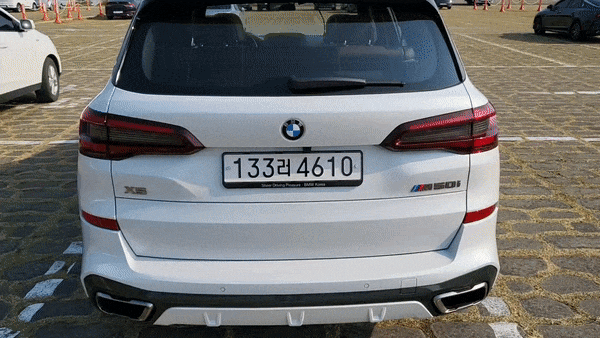 BMW X5 M50i 킥모션 트렁크 시연 모습. 스마트키를 소지한 채 트렁크 하단에 발을 넣으면 문이 열린다/사진=이강준 기자