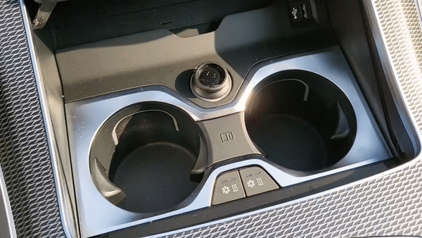 BMW X5 M50i의 냉온열 컵홀더/사진=이강준 기자