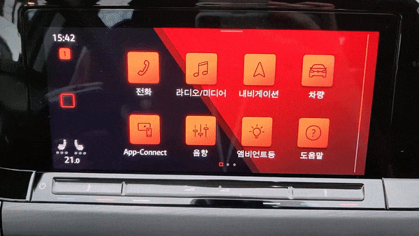 폭스바겐 골프 2.0 TDI 프레스티지의 터치스크린 작동 모습. 반박자씩 느린 반응을 보여주다가, 옆으로 화면을 넘기려해도 잘 넘어가지 않는다./사진=이강준 기자