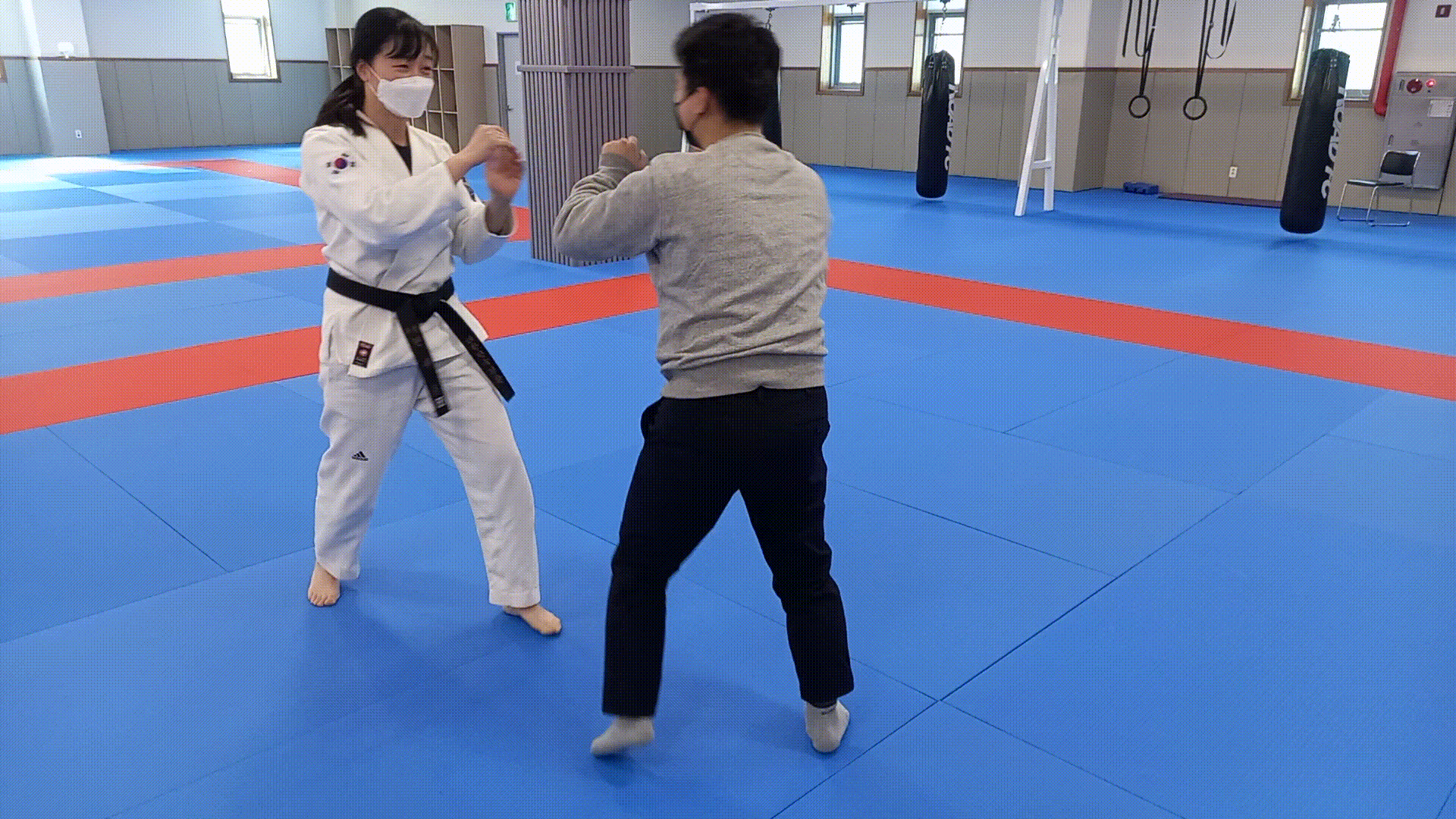 민새롬 중앙경찰학교 무술교관(경위)을 27일 오전 11시쯤 충청북도 충주시 중앙경찰학교 춘추관에서 머니투데이 취재진에 체포술 시범을 보였다. 그럴 생각도 없었지만, 경찰에 절대 덤비지 않겠다는 생각을 했다./사진=김성진 기자