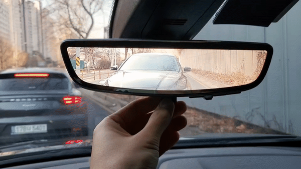 2022 쉐보레 트래버스 하이컨트리 후방 디스플레이 룸미러. 디스플레이를 끄면 일반 거울, 작동시키면 카메라를 통해 주행 중 후방을 확인할 수 있다./사진=이강준 기자