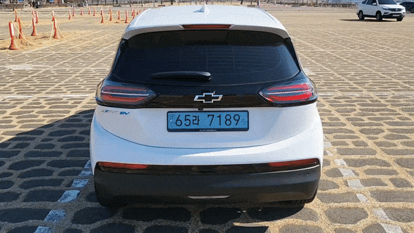 쉐보레 볼트EV 트렁크를 여는 모습/사진=이강준 기자