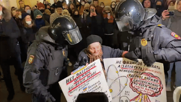 지난 1일 러시아 상트페테르부르크에서 반전 시위를 하던 옐레나 오시포바(77)가 현지 경찰에게 체포됐다. /사진제공=트위터 캡처